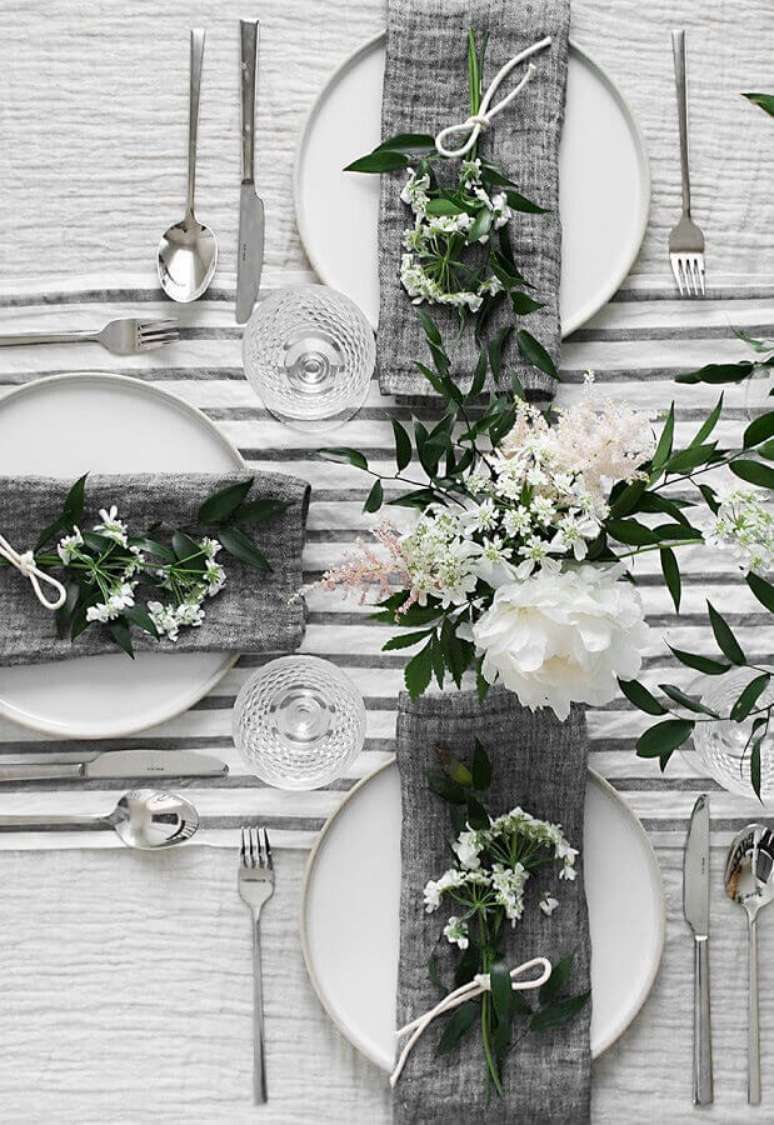 37. Decora&ccedil;&atilde;o moderna para mesa posta ano novo clean &ndash; Foto: Homey Oh My