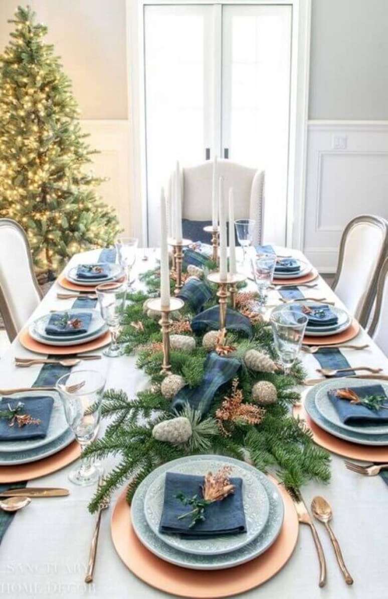 26. Decora&ccedil;&atilde;o mesa posta ano novo azul com sousplat rosa e folhagens &ndash; Foto: Sanctuary Home Decor