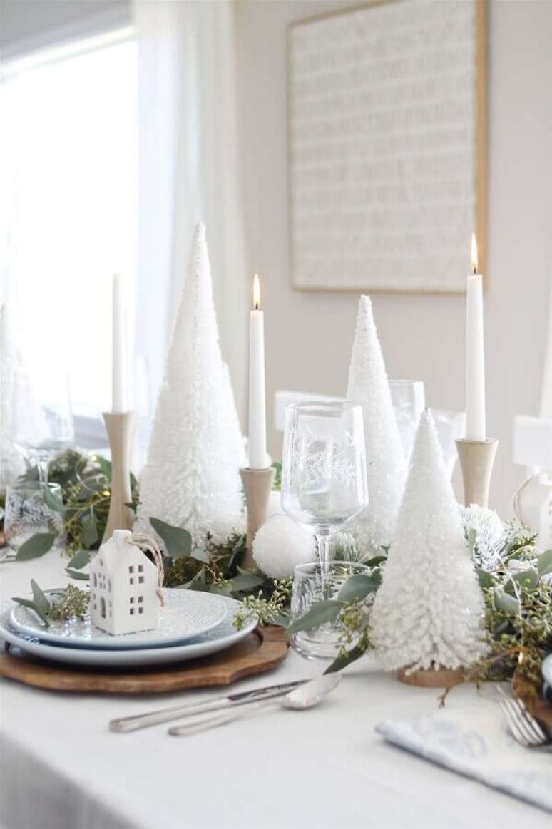 50. Os mini pinheiros de Natal na cor branca s&atilde;o perfeitos para a decora&ccedil;&atilde;o mesa posta ano novo &ndash; Foto: Arquitectura y Dise&ntilde;o