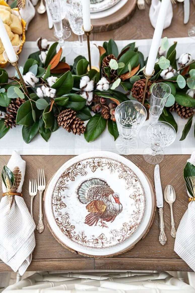 13. Arranjo rustico com folhagens e pinhas para decora&ccedil;&atilde;o de mesa posta para ano novo &ndash; Foto: Pizzazzerie