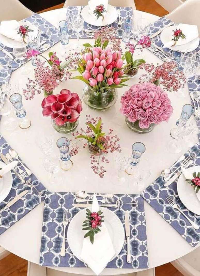 9. Arranjo de flores para decora&ccedil;&atilde;o de mesa posta ano novo simples &ndash; Foto: 100 Layer Cake