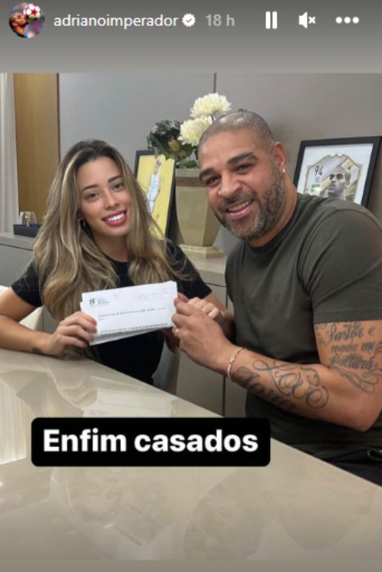 Adriano Imperador e Micaela Mesquita se casam no civil