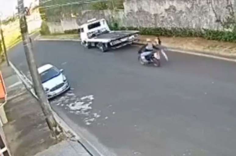 Motociclista passou a mão na jovem 