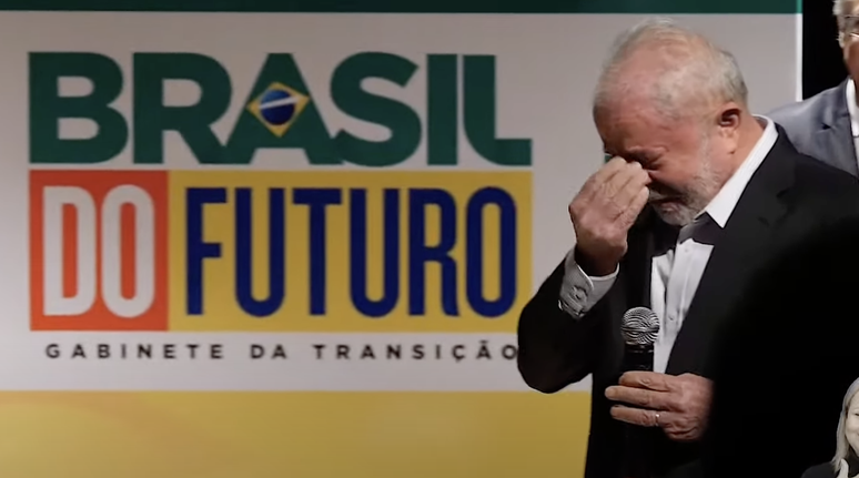 Lula se emociona durante discurso no CCBB de Brasília 