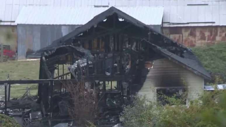 Casa destruída após incêndio