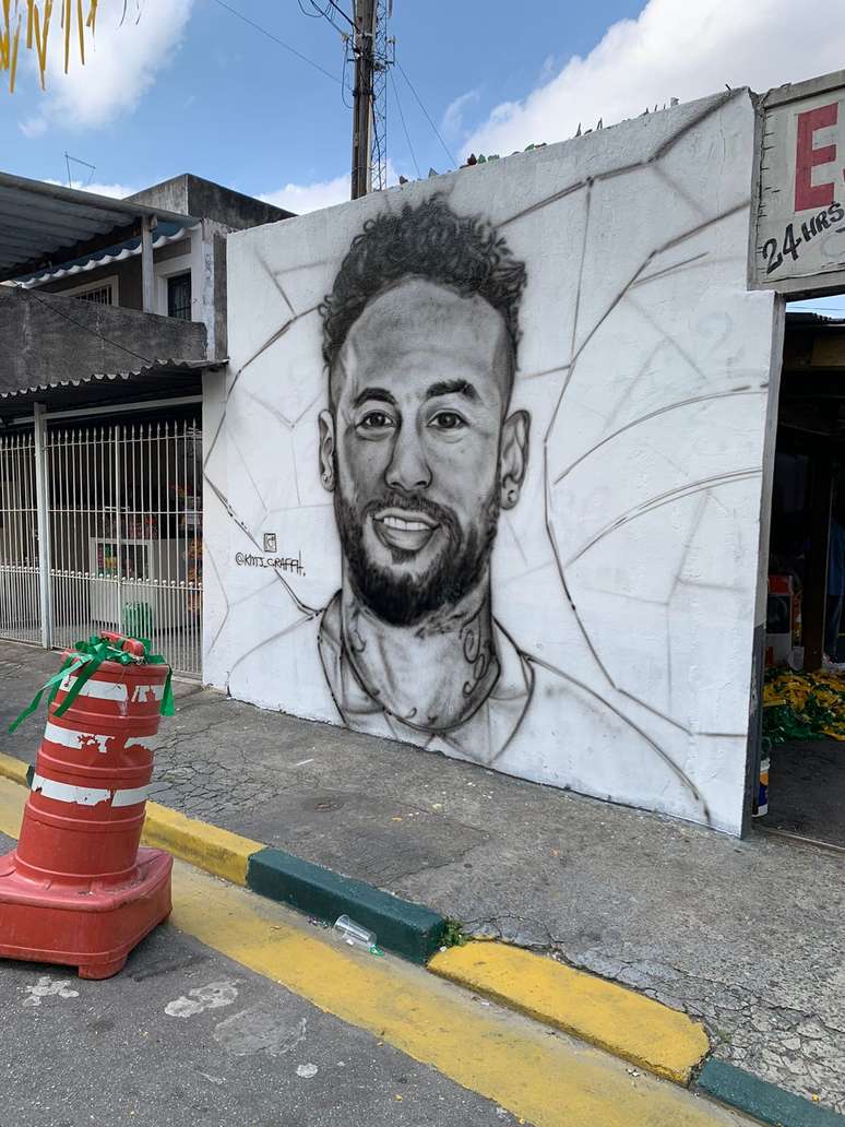 Rosto de Neymar feito em rua com decorações para Copa