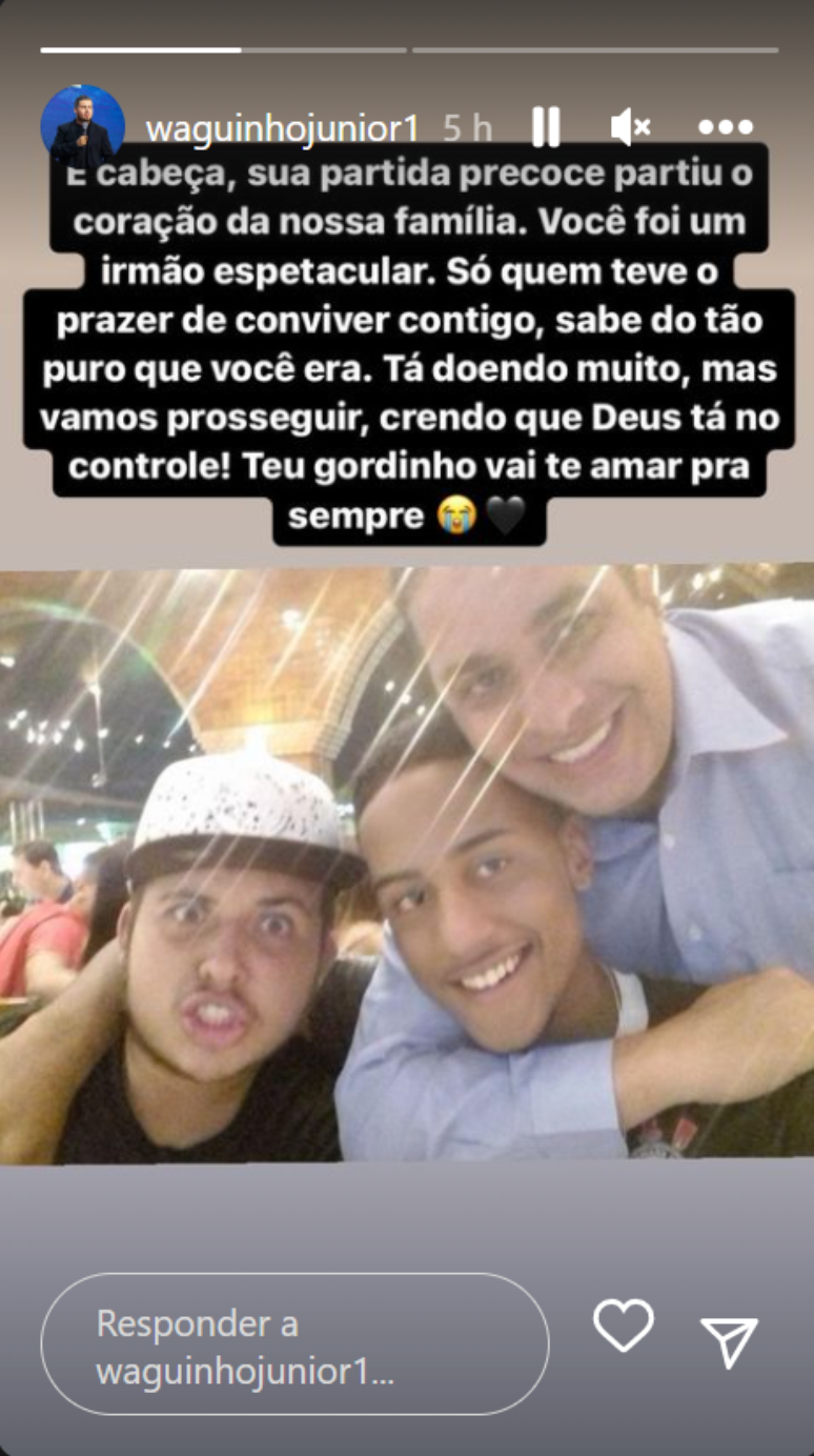  A morte do jovem foi confirmada pelo irmão mais velho dele, Waguinho Junior, em uma postagem no Instagram