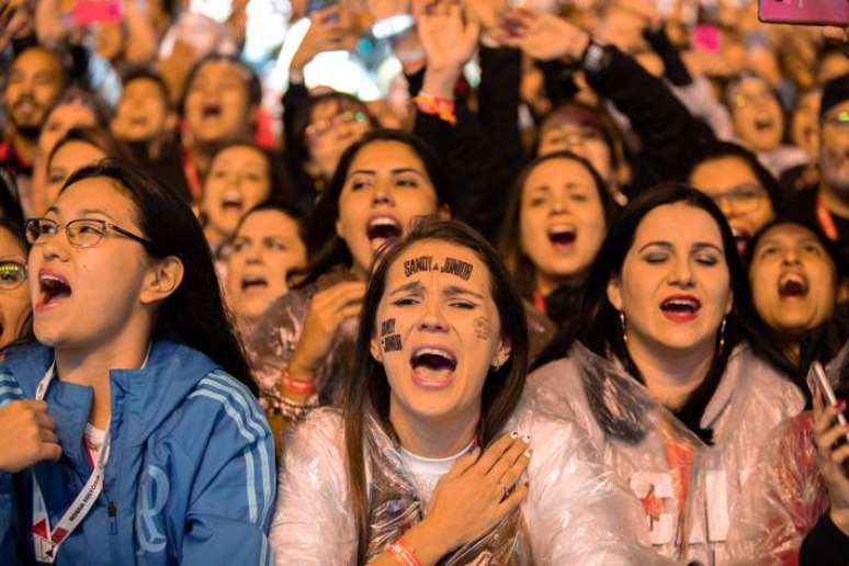 Fãs de Sandy e Junior durante show no Allianz Parque. Estádio é palco de megaeventos além do futebol.