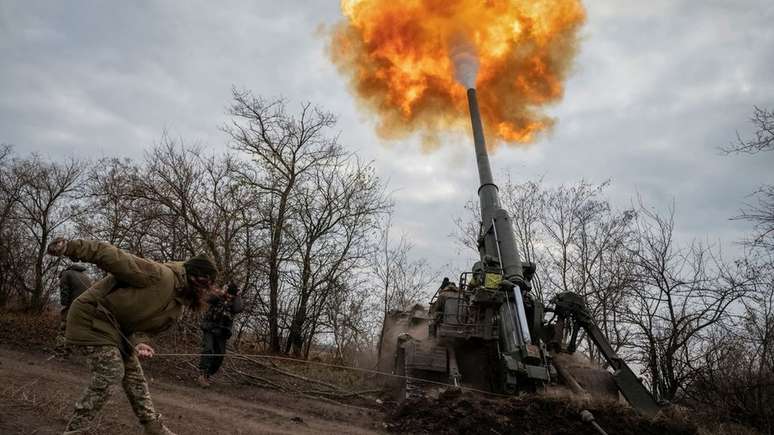 Soldados ucranianos disparam canh&atilde;o nos arredores de Kherson