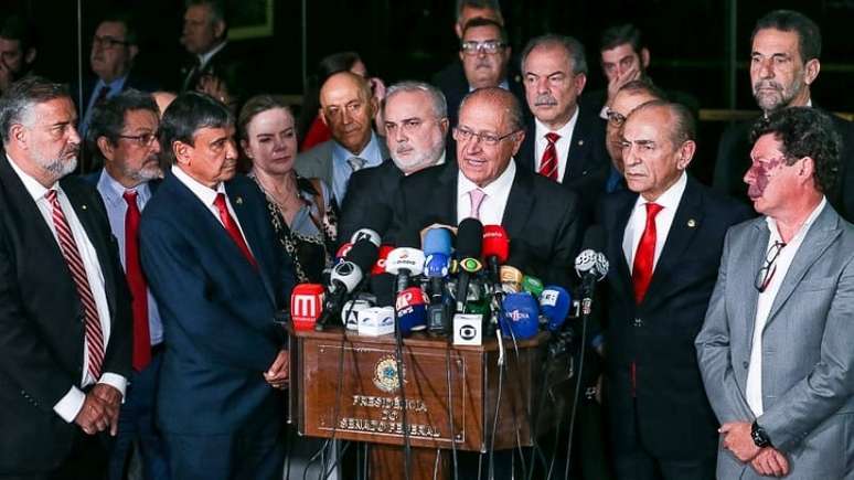 Imagem mostra o vice-presidente eleito, Geraldo Alckmin, com parte da equipe de transi&ccedil;&atilde;o em entrevista coletiva. N&atilde;o tem negros na fotografia.