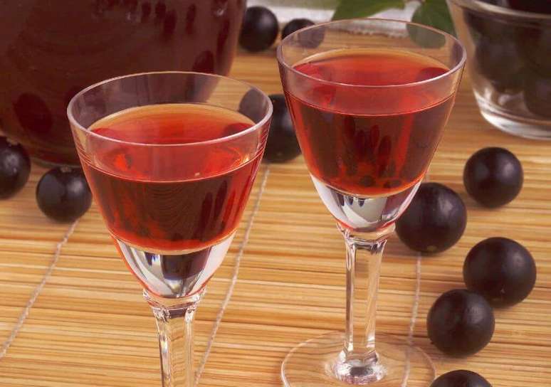 O licor de jabuticaba &eacute; uma das receitas para aproveitar as frutas baratas da esta&ccedil;&atilde;o &ndash; Foto: Guia da Cozinha