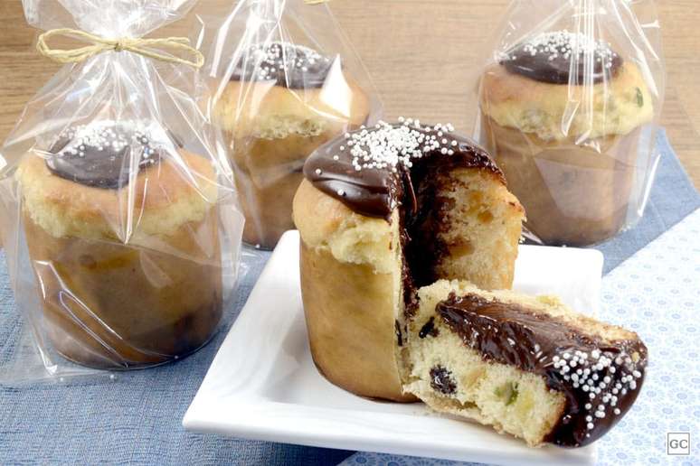 Minipanetone recheado com creme de avel&atilde; &ndash; Foto: Guia da Cozinha