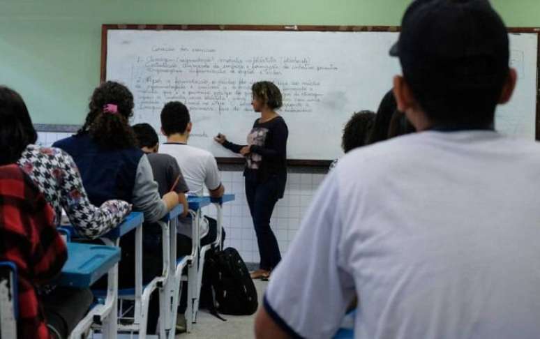 Assim como os pais, as escolas precisam ter atenção aos sinais que indicam casos de dislexia.