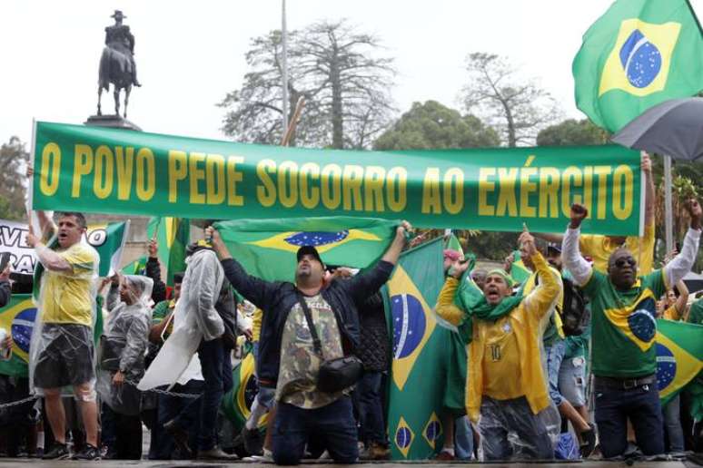 Bolsonaristas protestam pedindo intervenc&atilde;o militar em frente ao Comando Militar do Leste, no Rio de Janeiro, no dia 2 de novembro