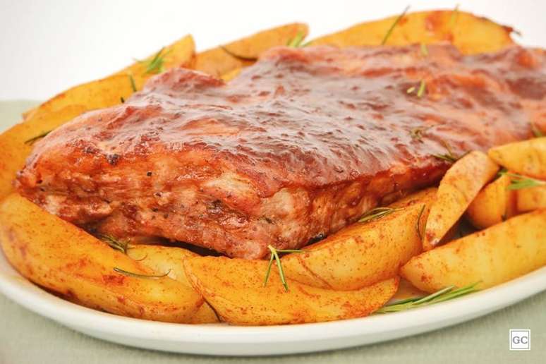 Costelinha suína com molho barbecue e batatas rústicas – Foto: Guia da Cozinha