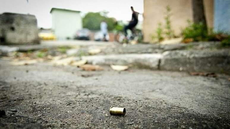 C&aacute;psula de bala ao ch&atilde;o ap&oacute;s tiroteios