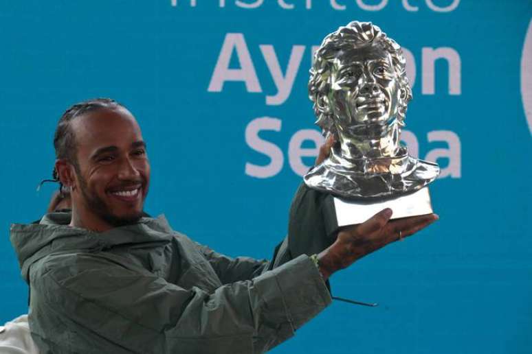 O piloto Lewis Hamilton, visita a escola estadual Lasar Segall, e recebe um busto de Ayrton Senna.