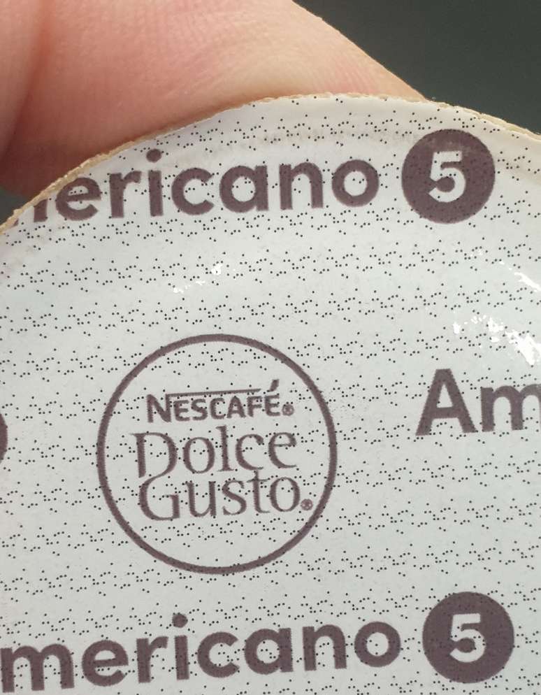 Detalhe superior da cápsula da nova cafeteira Neo Dolce Gusto mostra código de pontos para cafeteira "ler" e saber como preparar o café