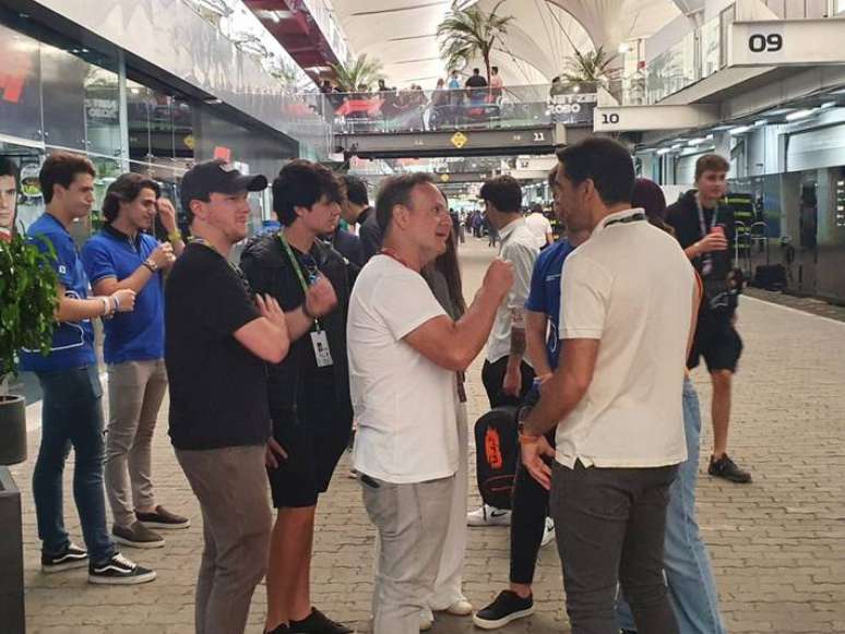 Rubens Barrichello e Abel Ferreira conversam em Interlagos