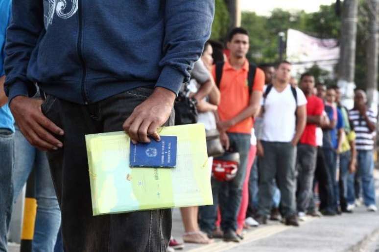 Pessoas esperam na fila para solicitar seguro desemprego