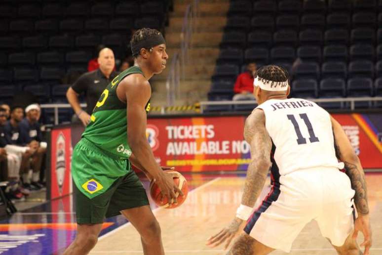 A seleção brasileira derrotou os Estados Unidos por 94 a 79.