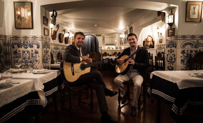 Bruno Costa e Paulo Valentim na sala de jantar da Parreirinha de Alfama.