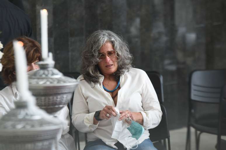 Ex de Gal, Lucia Ver&iacute;ssimo se emociona no velorio da cantora em S&atilde;o Paulo