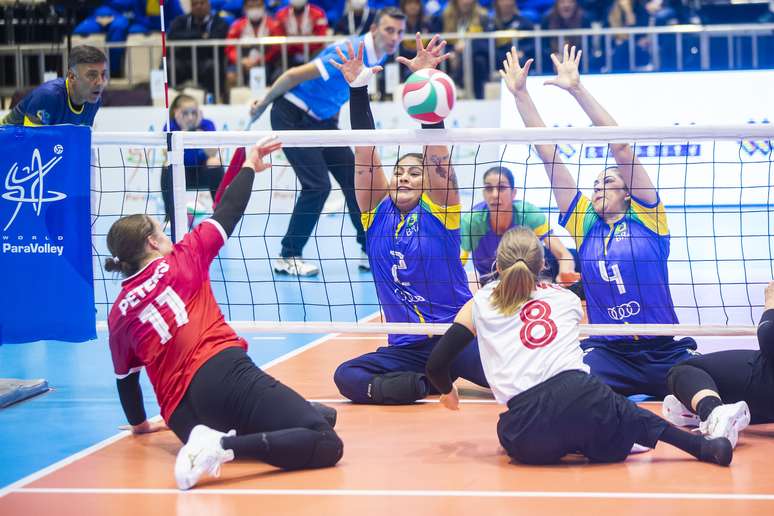Brasileiras superaram o Canad&aacute; por 3 sets a 2