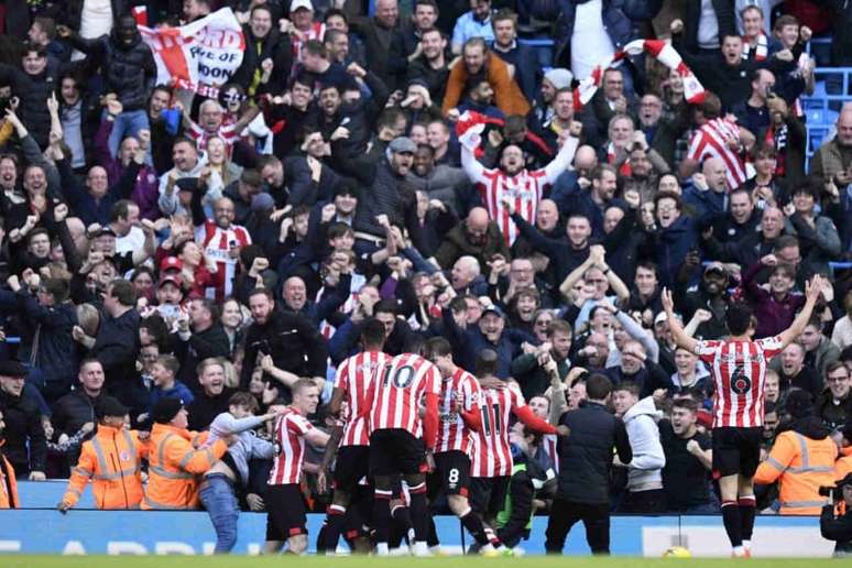 Brentford consegue vitória histórica em Manchester (Foto: OLI SCARFF / AFP)