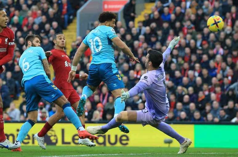 Alisson fechou o gol do Liverpool na vitória sobre o Southampton (Foto: LINDSEY PARNABY / AFP)