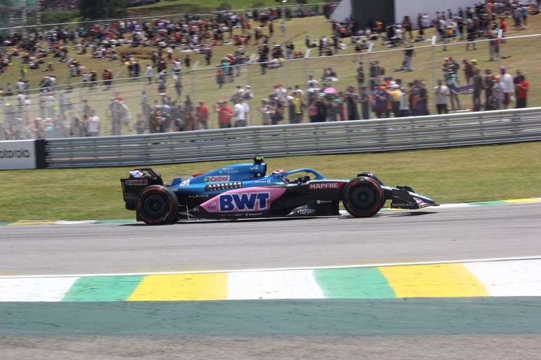 Esteban Ocon se enroscou com Fernando Alonso na sprint race em Interlagos 