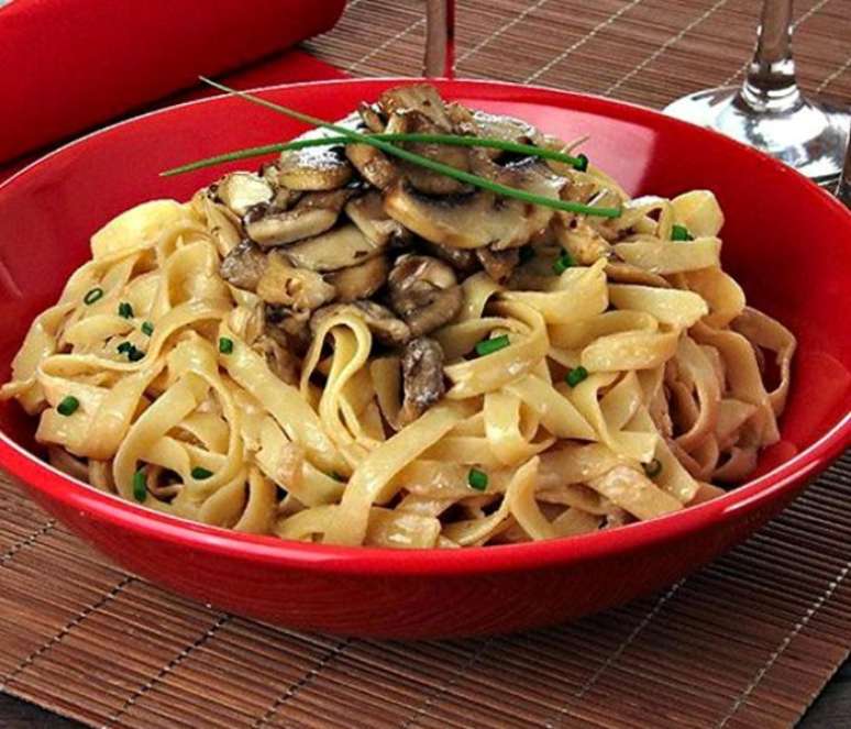 Fettuccine com cogumelo Paris (Reprodução / Guia da Cozinha)