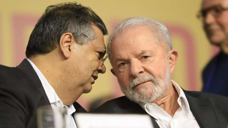 Dino conversa com o então candidato à Presidência da República, Luiz Inácio Lula da Silva (PT), em convenção do PSB em julho deste ano