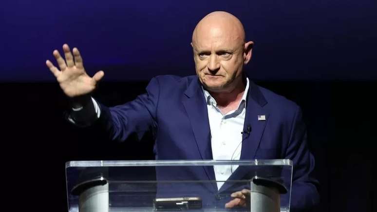 O democrata Mark Kelly, um ex-astronauta, derrotou o republicano Blake Masters