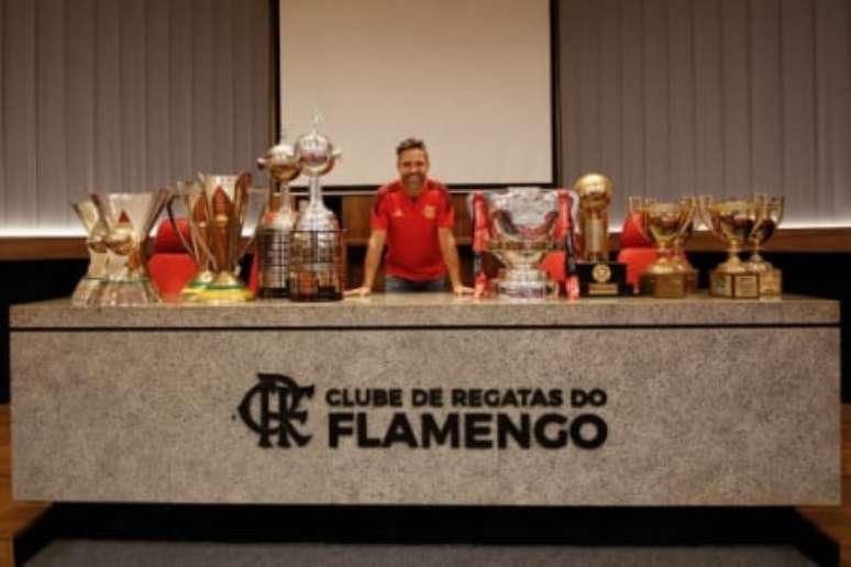 Diego e as 12 taças pelo Flamengo (Foto: Gilvan de Souza/Flamengo)