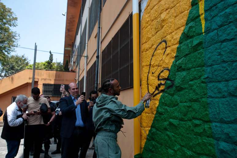 Lewis Hamilton autografou um mural criado pelo artista brasileiro Eduardo Kobra, onde o britânico é retratado carregando a bandeira brasileira e o capacete de seu ídolo Ayrton Senna