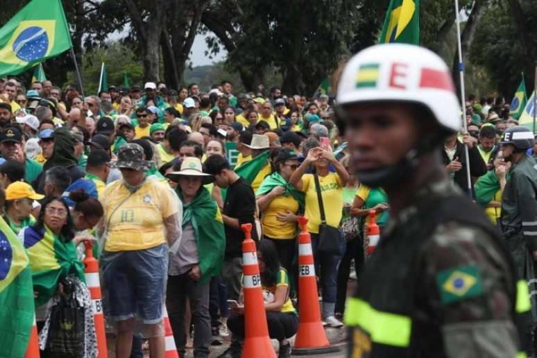 Apoiadores de Bolsonaro protestam contra o resultado das eleições presidenciais em frente ao Quartel General do Exército em Brasília. 