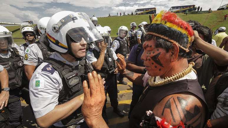 Pirakumã Yawalapiti em protesto no Acampamento Terra Livre em Brasília em 2014