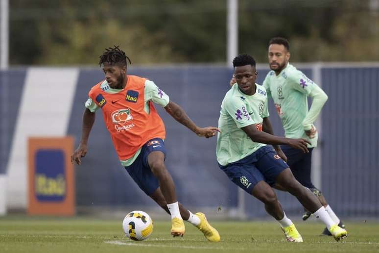 Fred e Vini Jr disputam posição na Seleção Brasileira (Foto: Lucas Figueiredo/CBF)