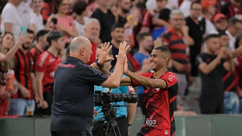 Felipão foi celebrado durante a partida (Reinaldo Reginato / Lance!