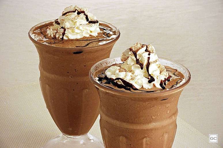 Milk-shake de coco com chocolate – Foto: Guia da Cozinha