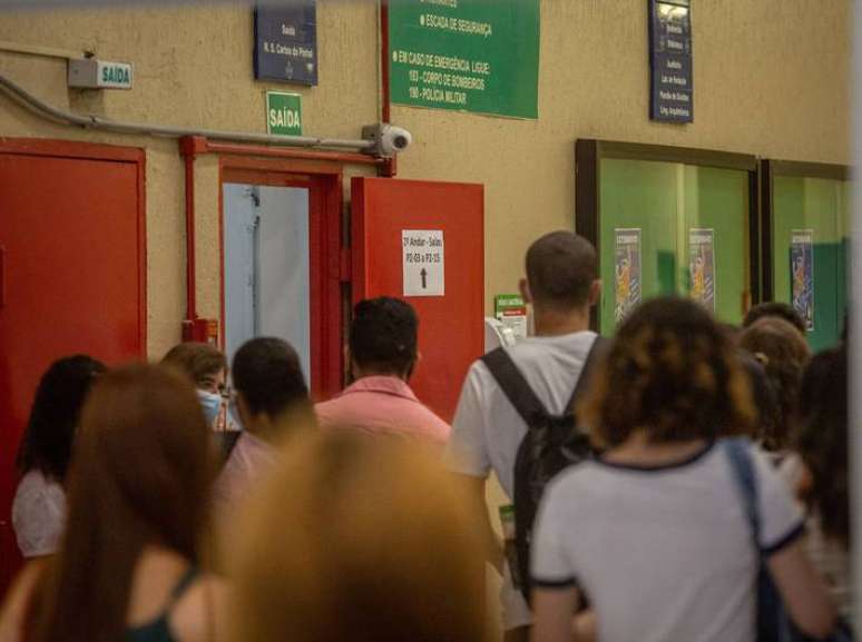 Cerca de 3,4 milhões de estudantes vão fazer a prova neste domingo