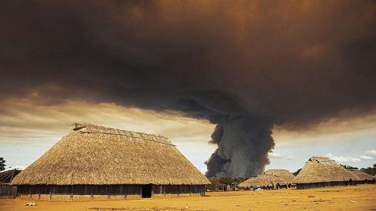 A exposição tem obras dos próprios indígenas, como esta foto feita na aldeia Khĩkatxi, do povo Khisêtje, durante queimada provocada por não indígenas no entorno da Terra Indígena Wawi, parte do Território Indígena do Xingu em 2022