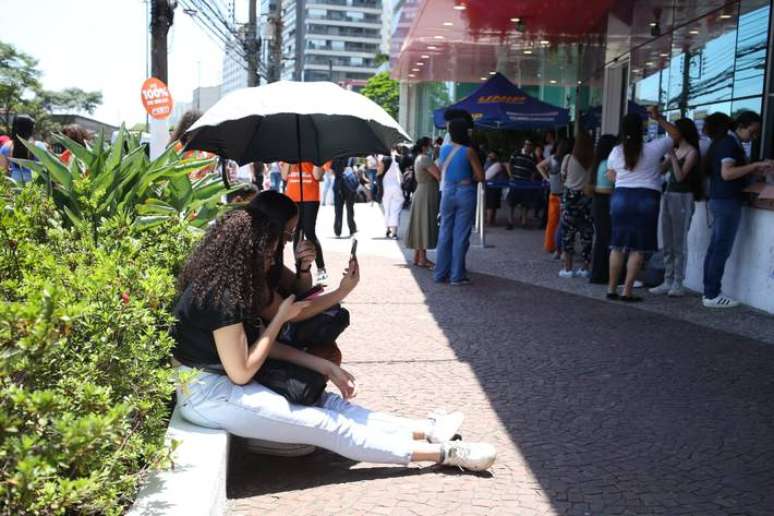 Alunos aguardam abertura dos port&otilde;es em frente ao Col&eacute;gio Objetivo; prova come&ccedil;ou &agrave;s 13h30