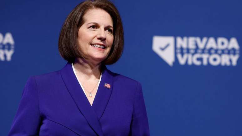 A democrata Catherine Cortez Masto se reelegeu para o Senado por Nevada ao derrotar o republicano Adam Laxalt