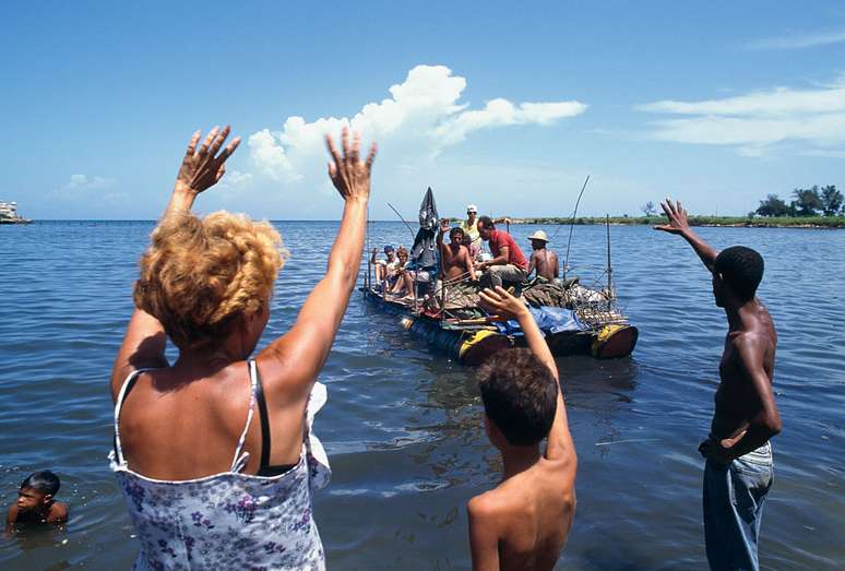 Durante a crise dos balseiros de meados da década de 1990, dezenas de milhares de cubanos se lançaram ao mar em balsas improvisadas para tentar chegar à costa dos EUA — muitos morreram tentando