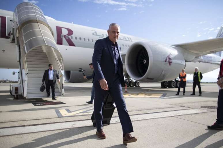 Tite e comissão técnica chegaram a Doha na manhã deste domingo (Foto: Lucas Figueiredo / CBF)