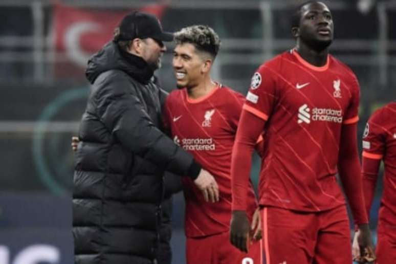 Jürgen Klopp e Roberto Firmino em jogo do Liverpool pela Champions League. (Foto: FILIPPO MONTEFORTE / AFP)