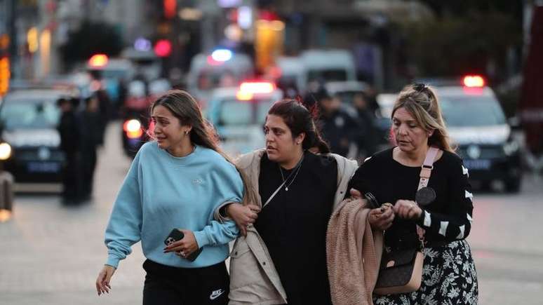 Pessoas fugiram da área atingida por explosões em Istambul