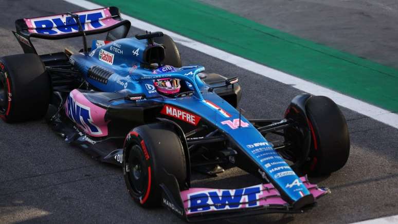 Alonso com a asa danificada ap&oacute;s toque em Ocon